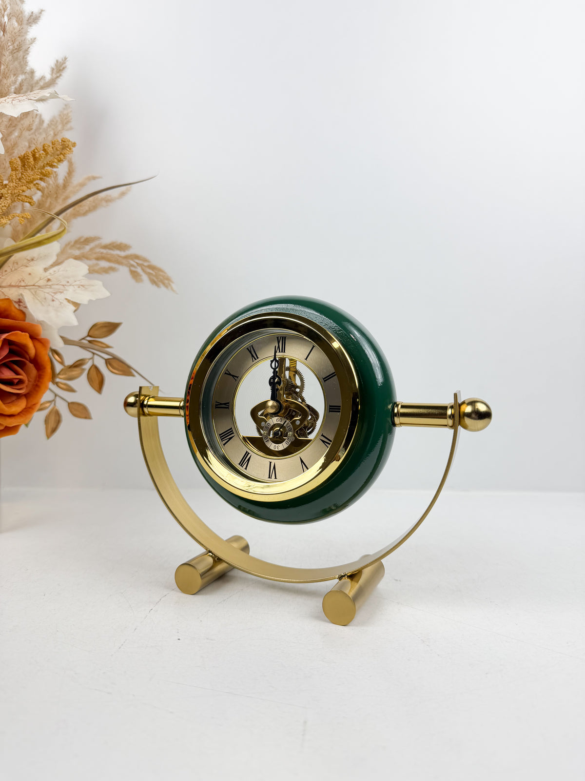 Horloge de table en métal doré de contour en vert élégant.