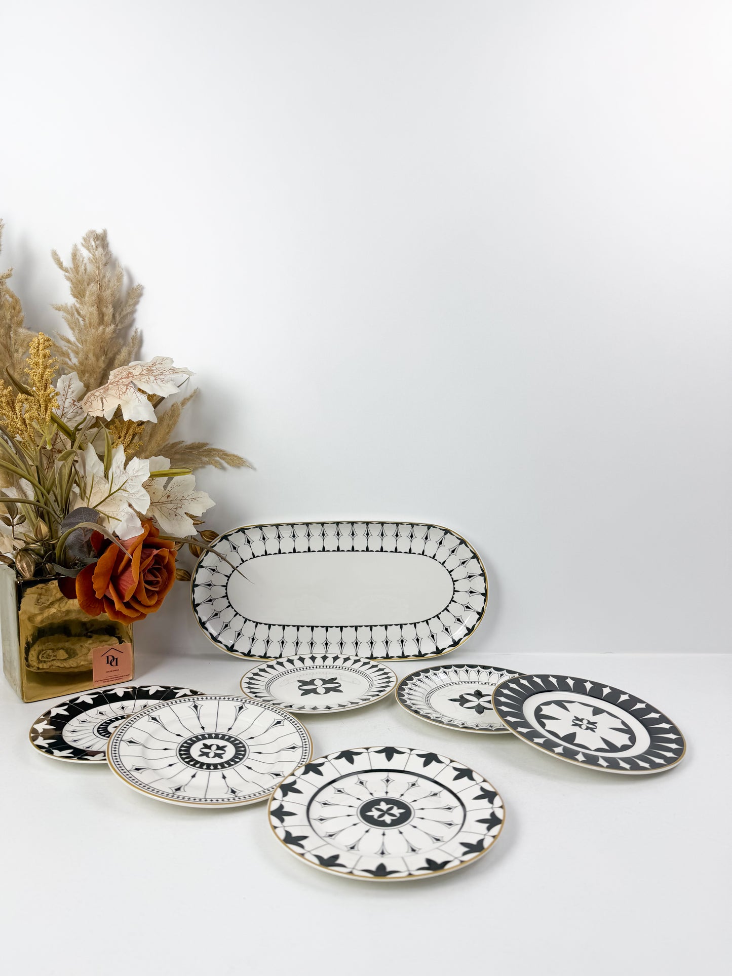 Grande assiette de service accompagnée de six assiettes assorties