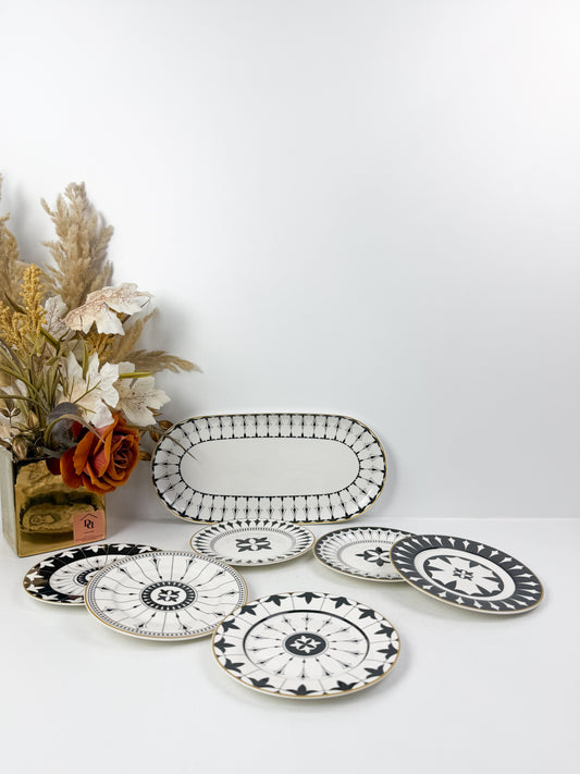 Grande assiette de service accompagnée de six assiettes assorties