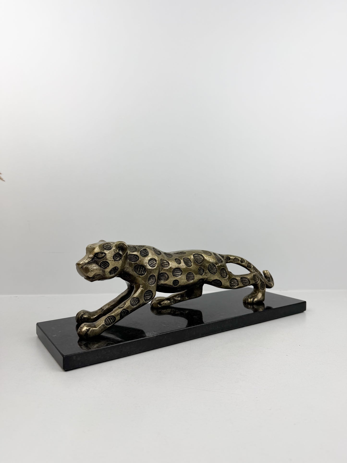Sculpture de tigre doré en métal, pièce de décoration élégante et raffinée.