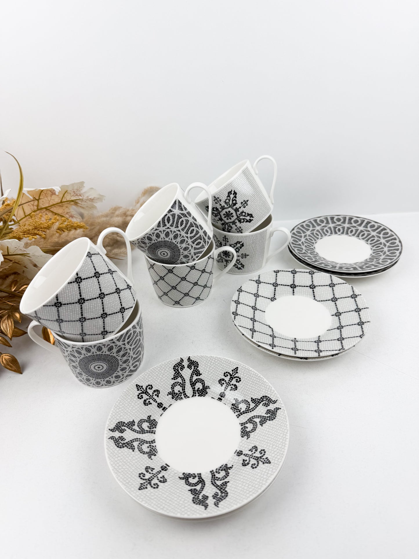 Service de six tasses et six sous-tasses à café au lait en porcelaine blanc et noir