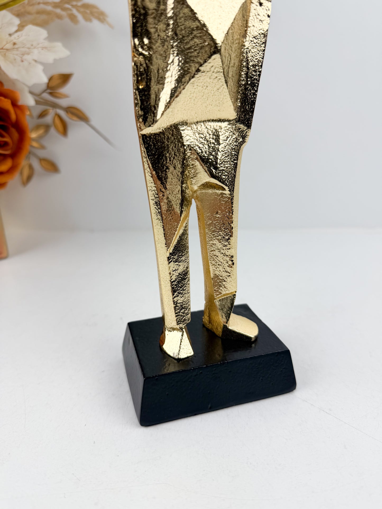 Sculpture abstraite moderne représentant un personnage debout aux formes épurées