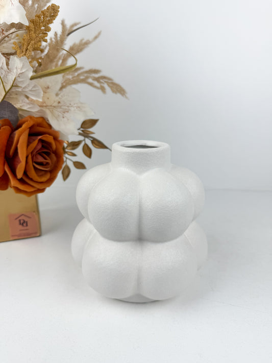 Vase en céramique de forme en Ballon de couleur blanc brut.