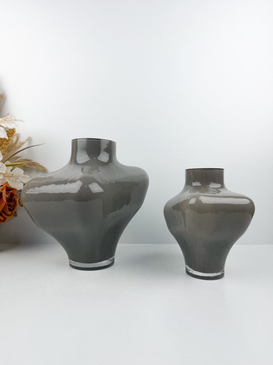 Duo de vases géométriques aux lignes épurées et modernes