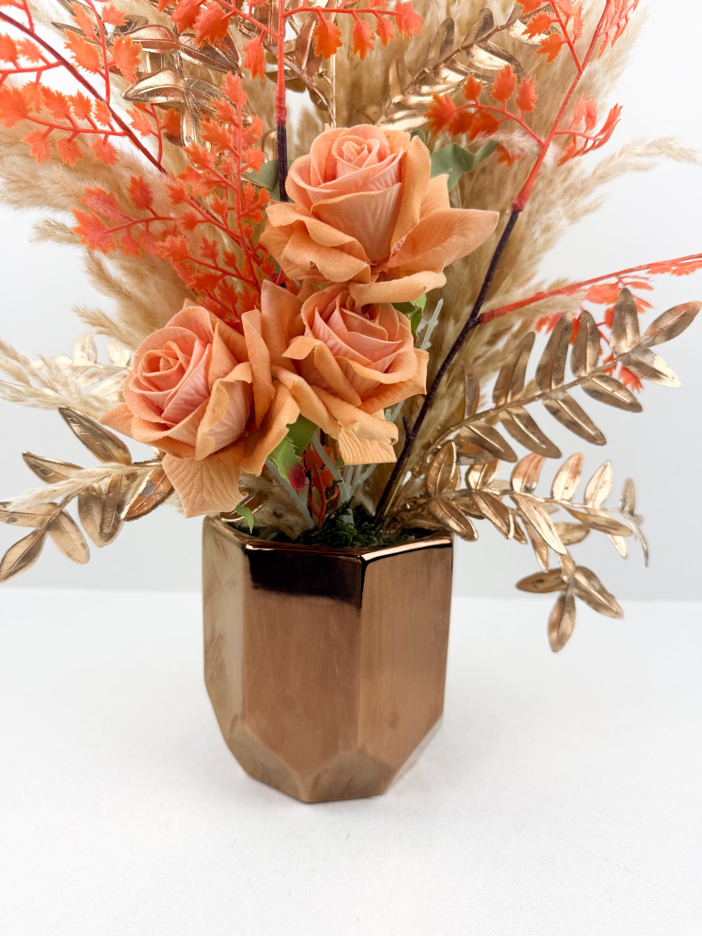 Fleurs séchées orange vibrantes arrangées dans une élégante vase en céramique marron