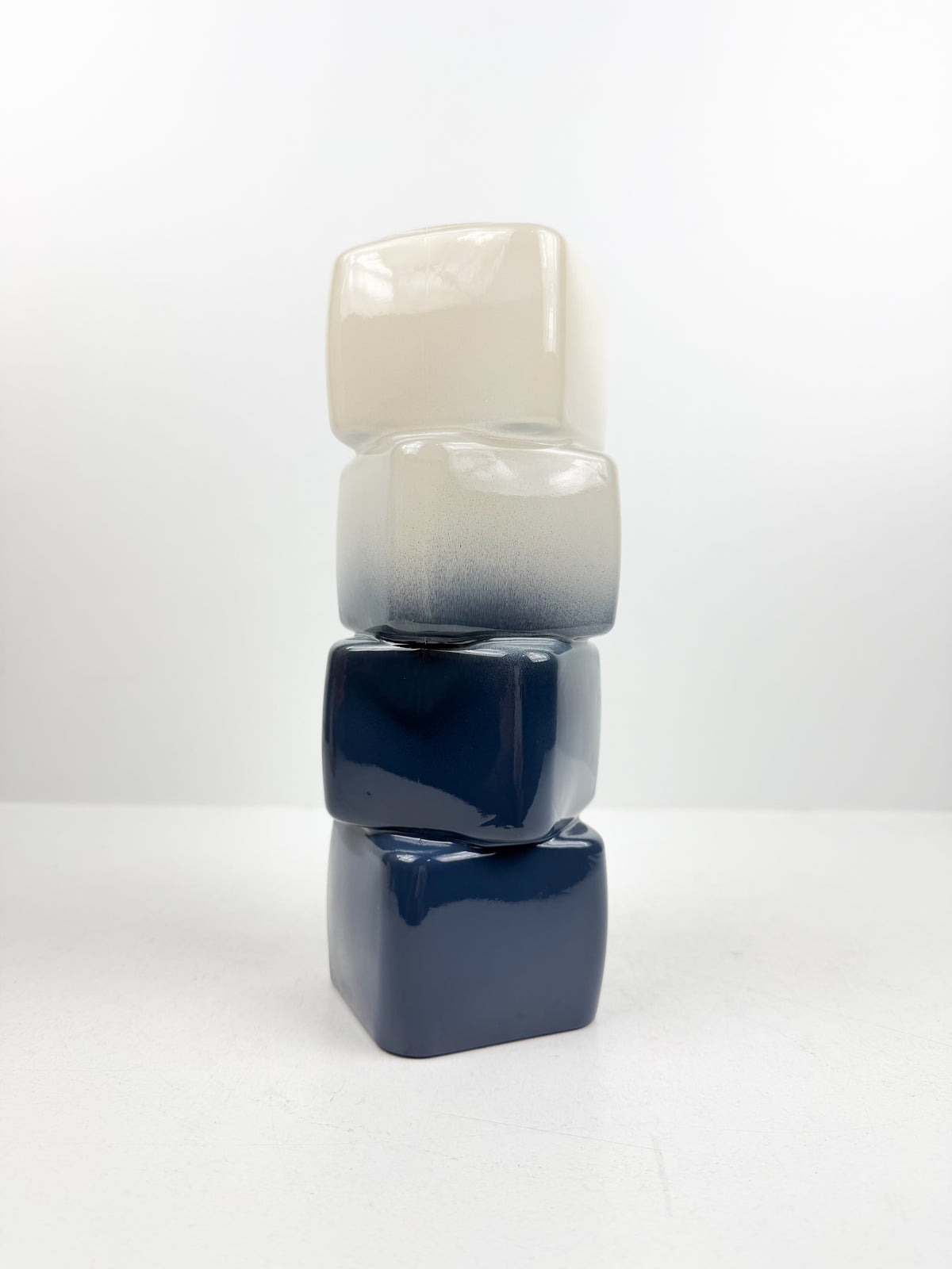 Vase décoratif géométrique au dégradé bleu et blanc.