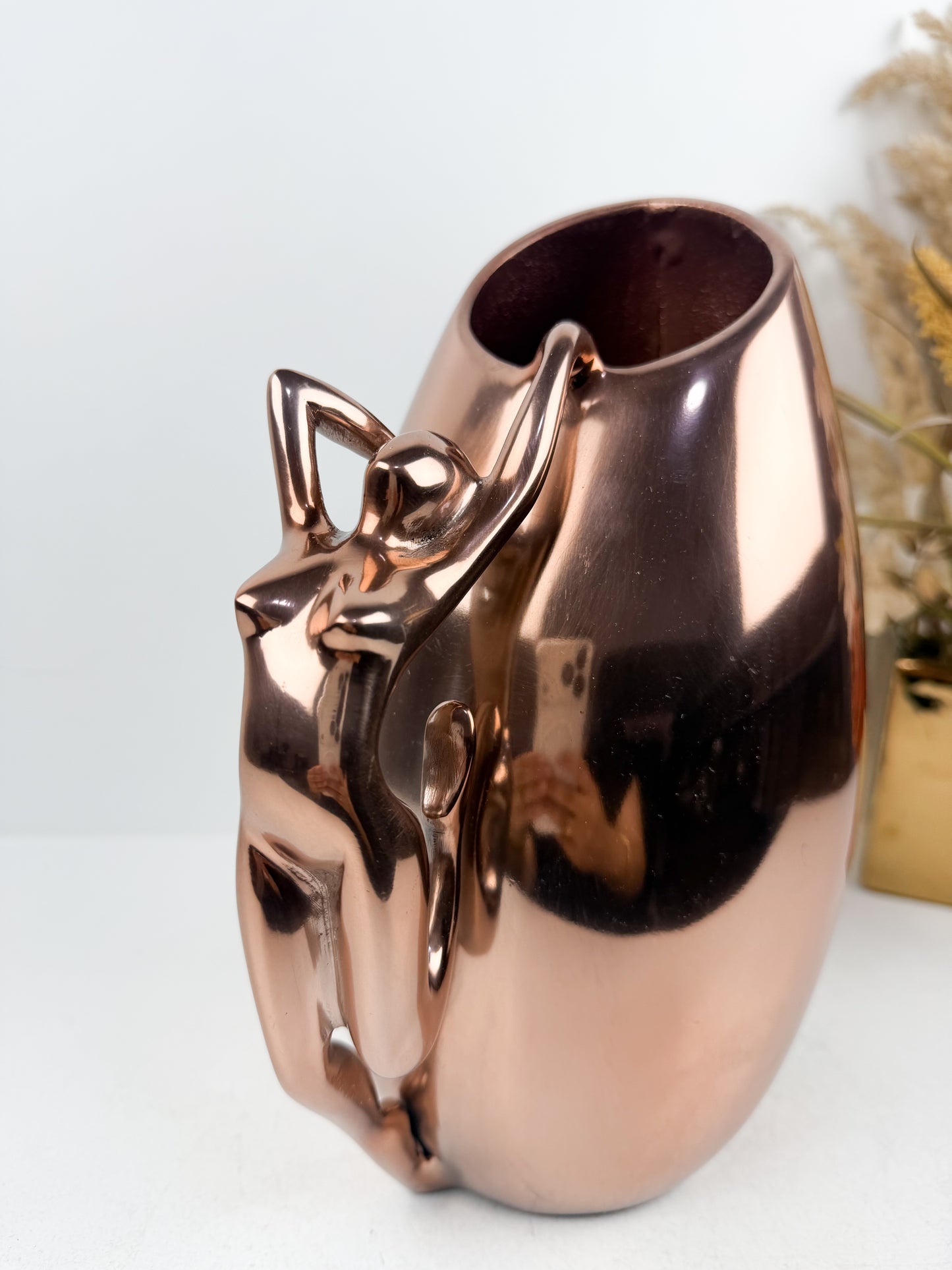 Vase élégant orné d'une silhouette féminine en cuivre