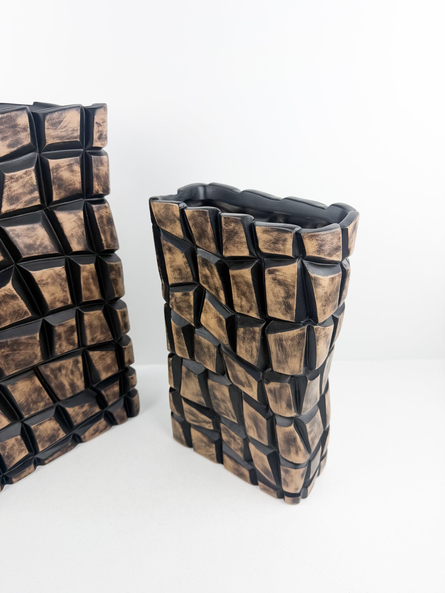 Duo de vases sculpturaux en résine mosaïque au design géométrique affirmé.