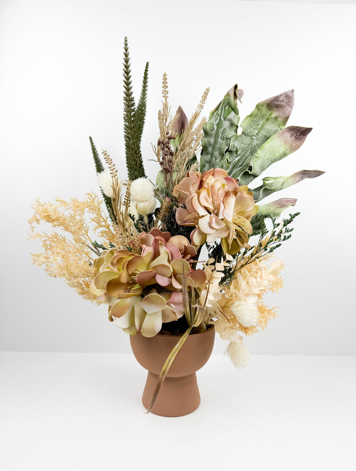 Fleurs séchées d'une élégance intemporelle d'un majestueux vase en céramique.