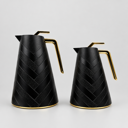 Duo de thermos isothermes noirs mats avec motifs chevrons en relief, anses et détails dorés.