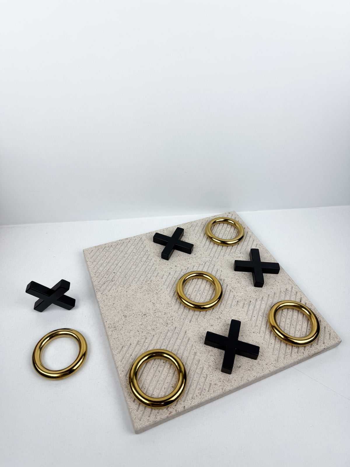 Jeu du Morpion Sculptural Luxe en marbre haut de qualité.