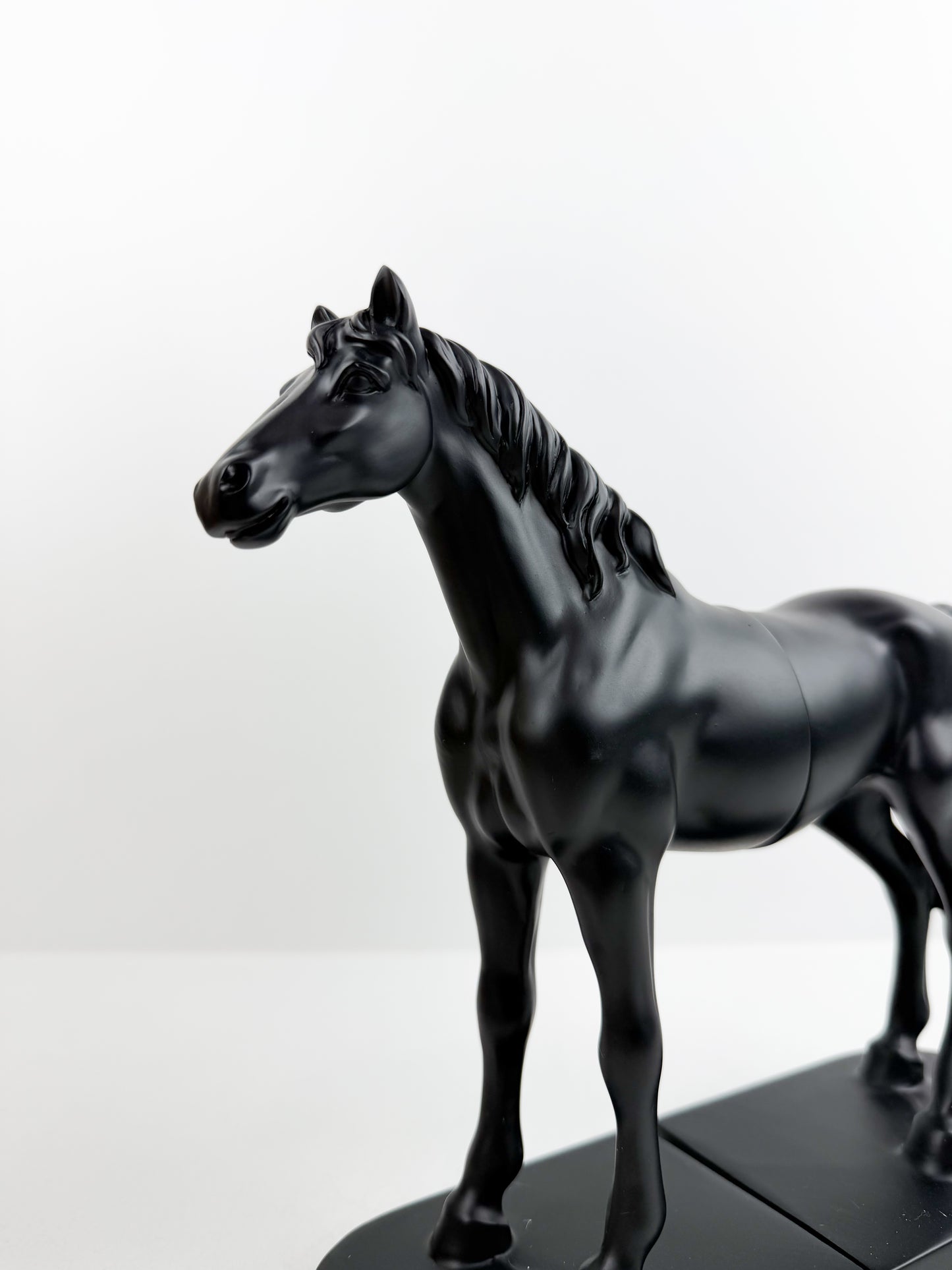 Serre livres Cheval décoratif en résine élégant et intemporel.