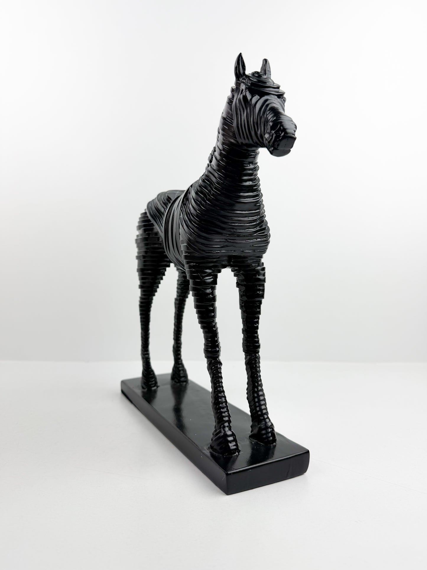 Sculpture de cheval aux finitions noir  élégante