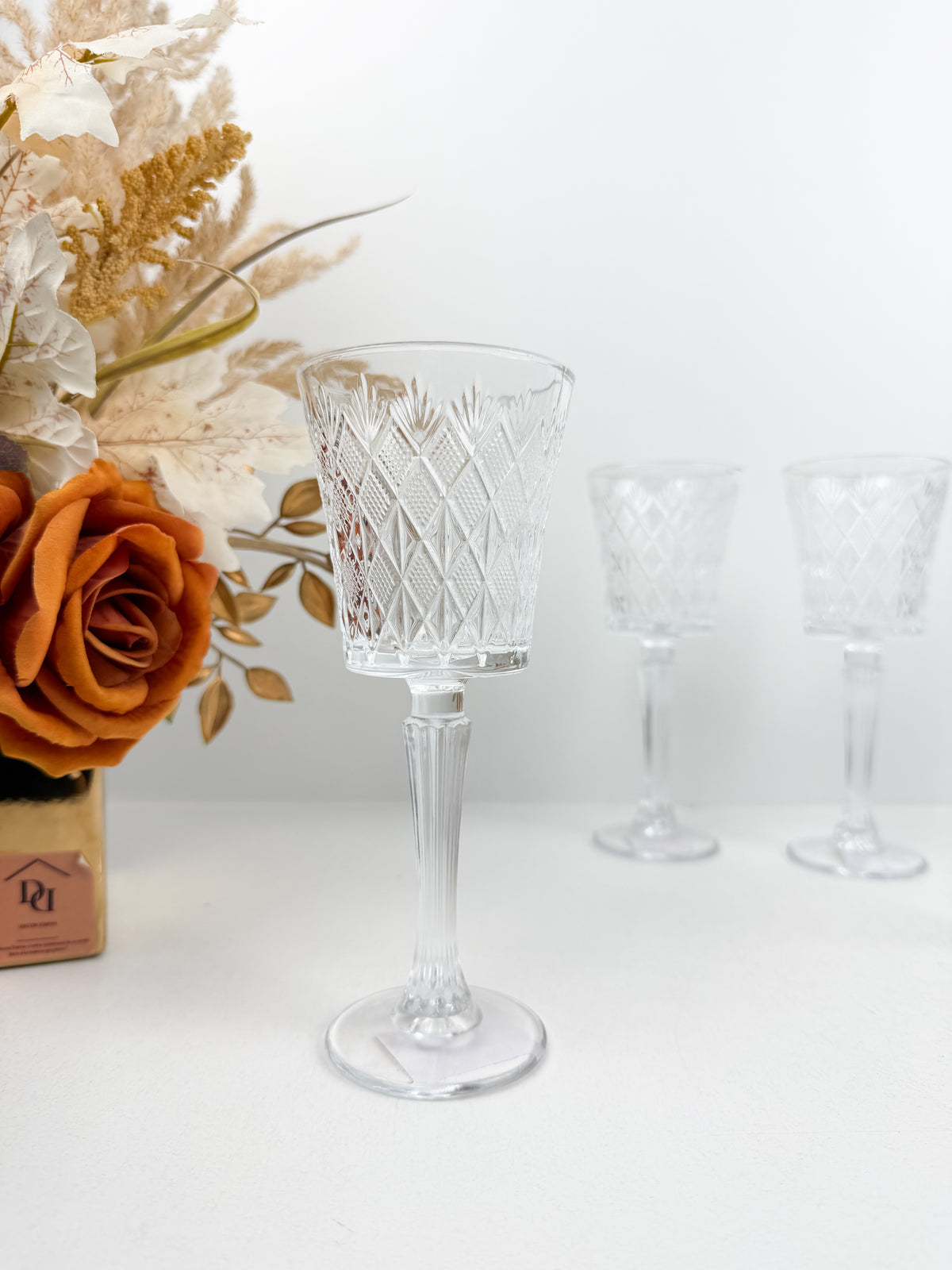 Ensemble de six verres à pied transparents en verre sculpté et ciselé à motifs géométriques.