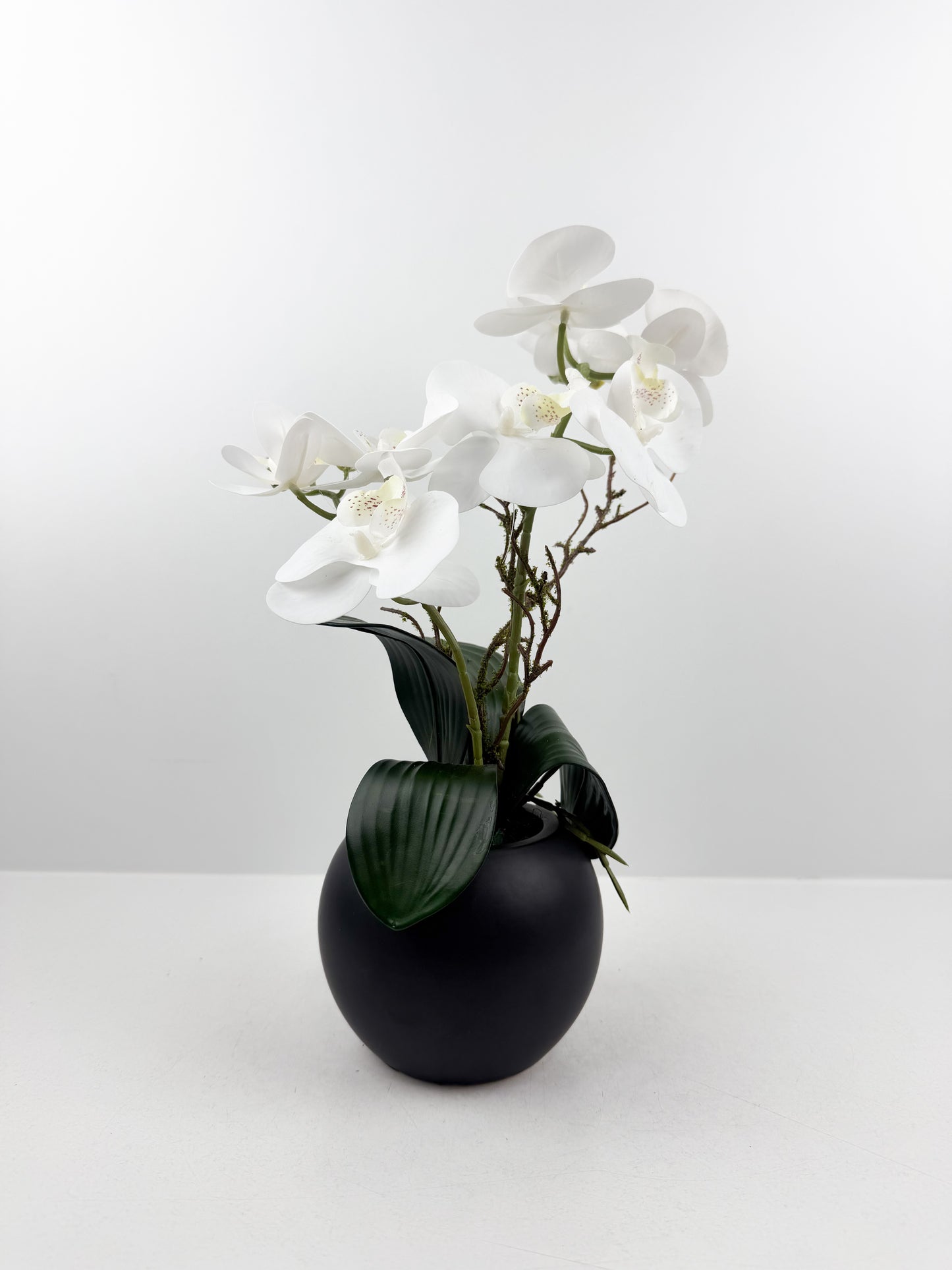 Fleurs artificielles blanches de luxe, conçues pour les amateurs de décoration raffinée