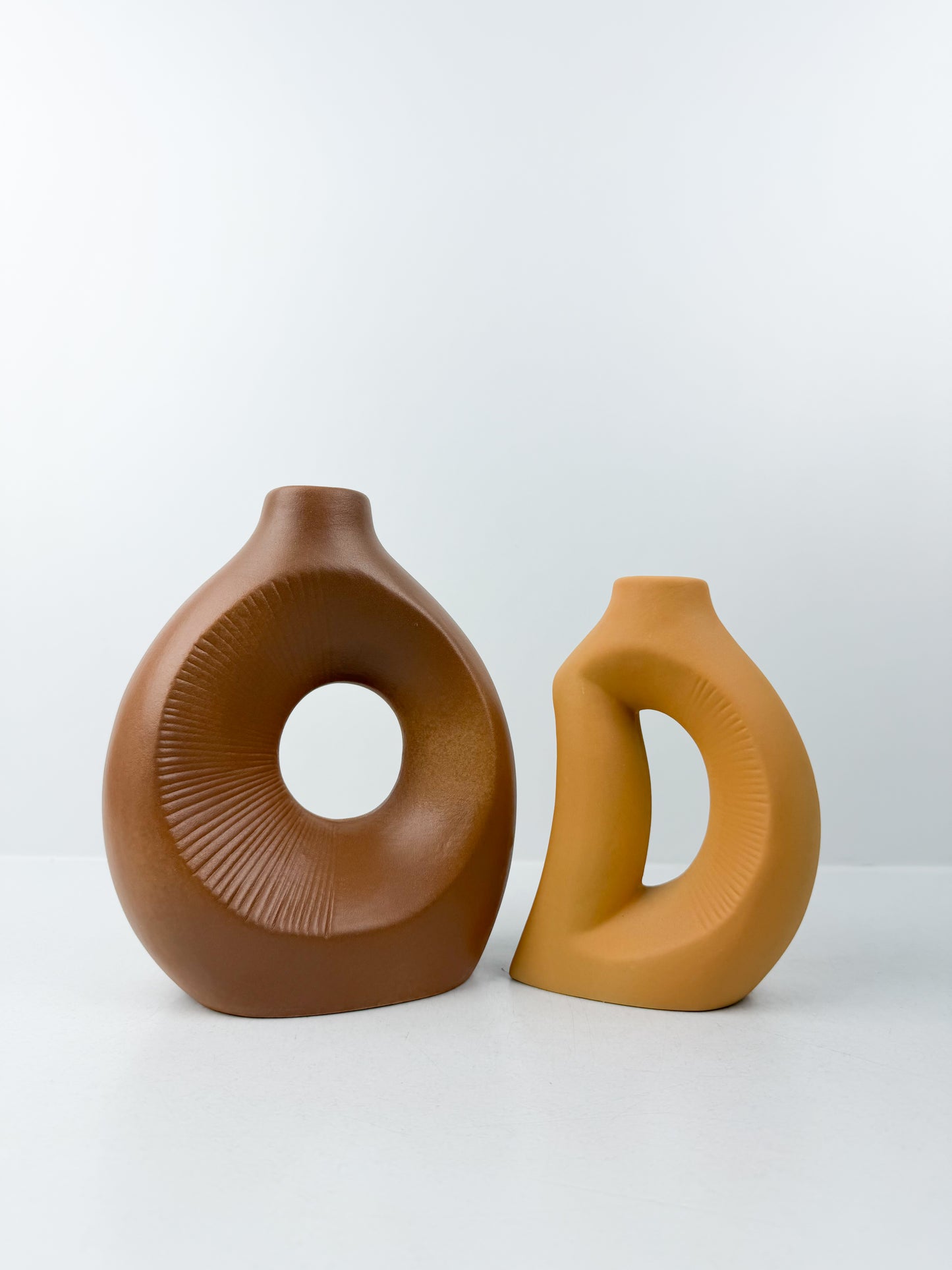 Duo de vases en céramique aux teintes chaleureuses