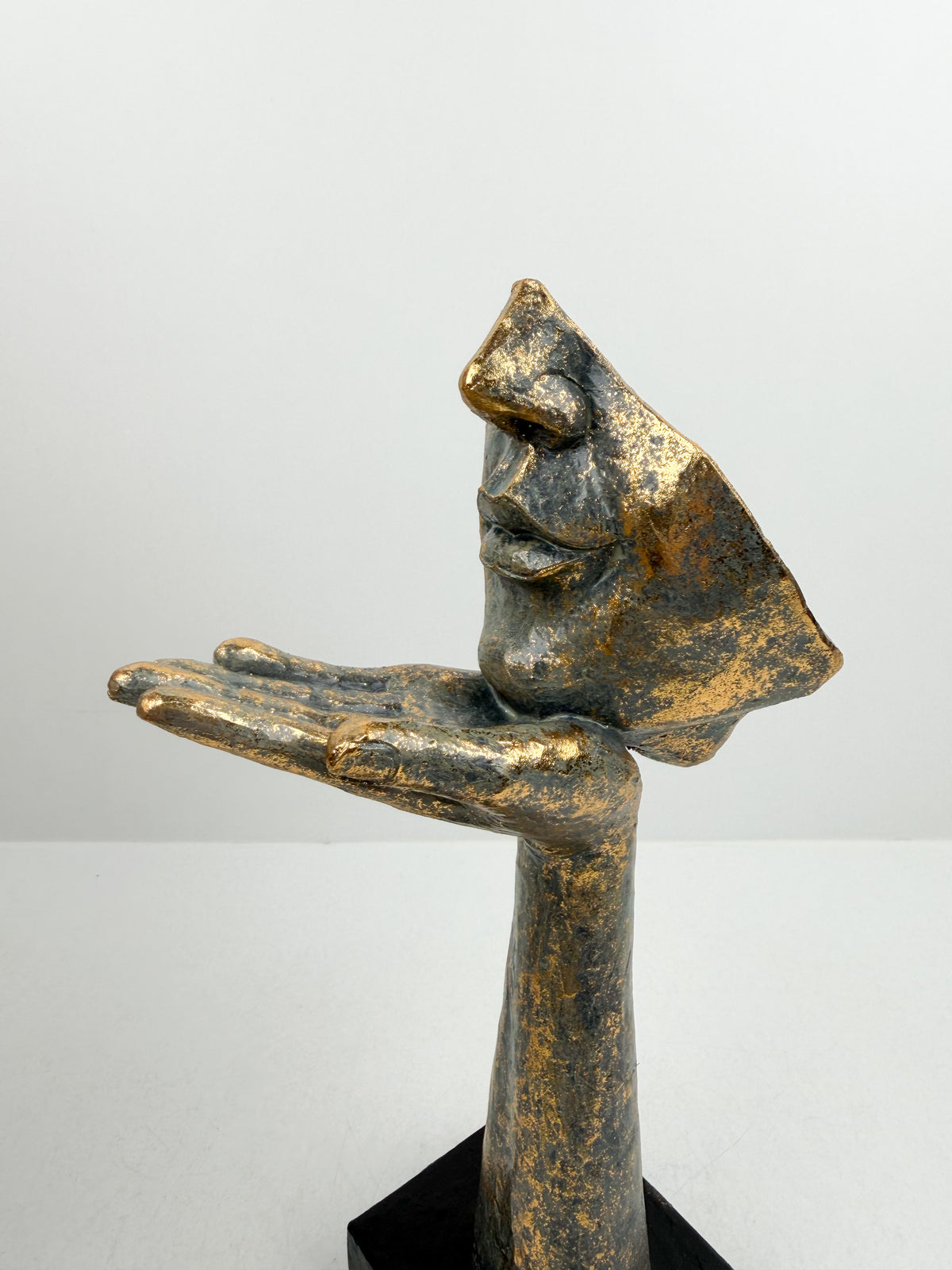 Statuette décorative Sculpturale d'inspiration artistique contemporaine.