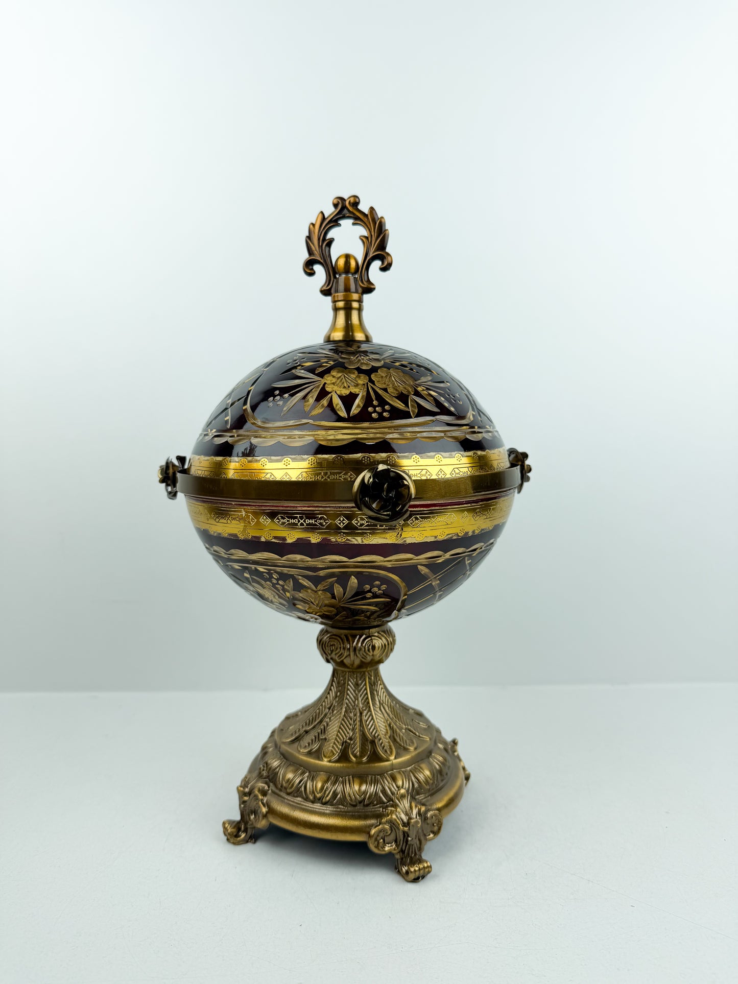 Bonbonnière décorative aux lignes élégantes, ornée d'un motif floral raffiné.