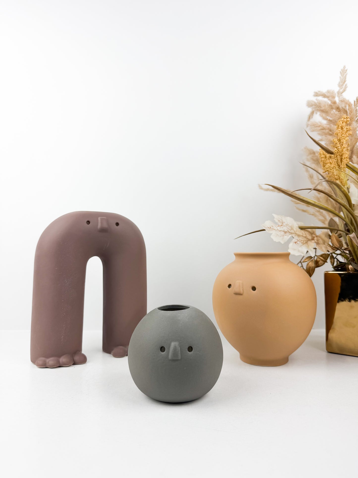Trio de vases en céramique aux formes organiques et expressives