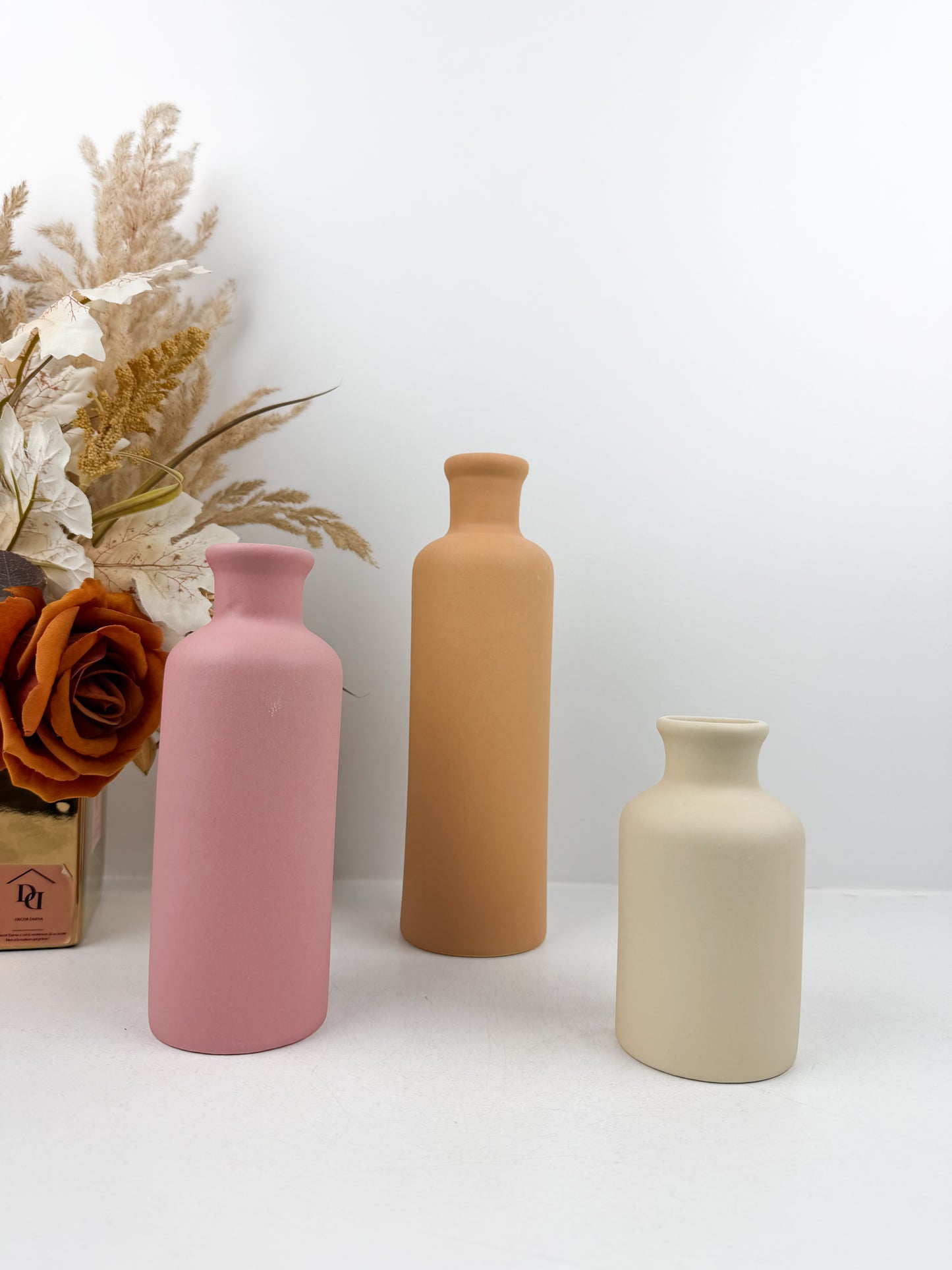 Ensemble de trois vases en céramiques aux couleurs éclatantes épurées et élégantes.