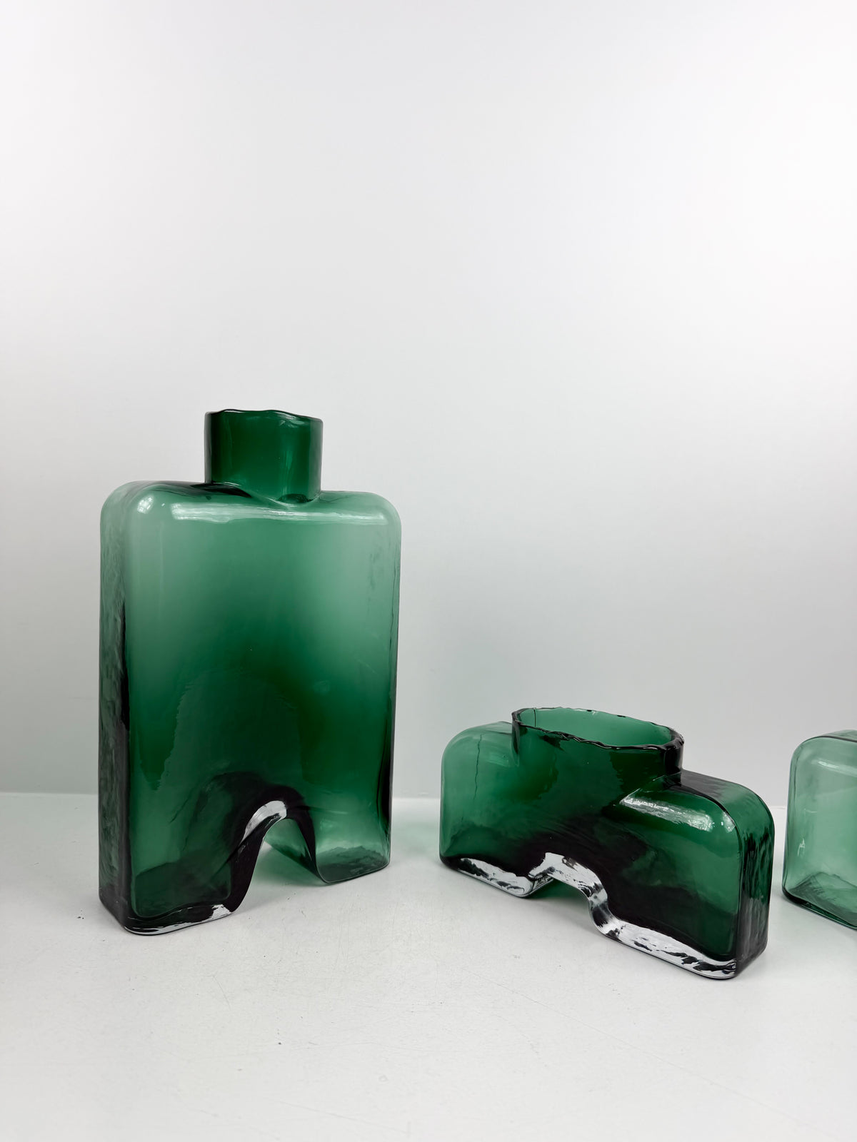 Trio de vases sculpturales géométriques et équilibrées moderne.