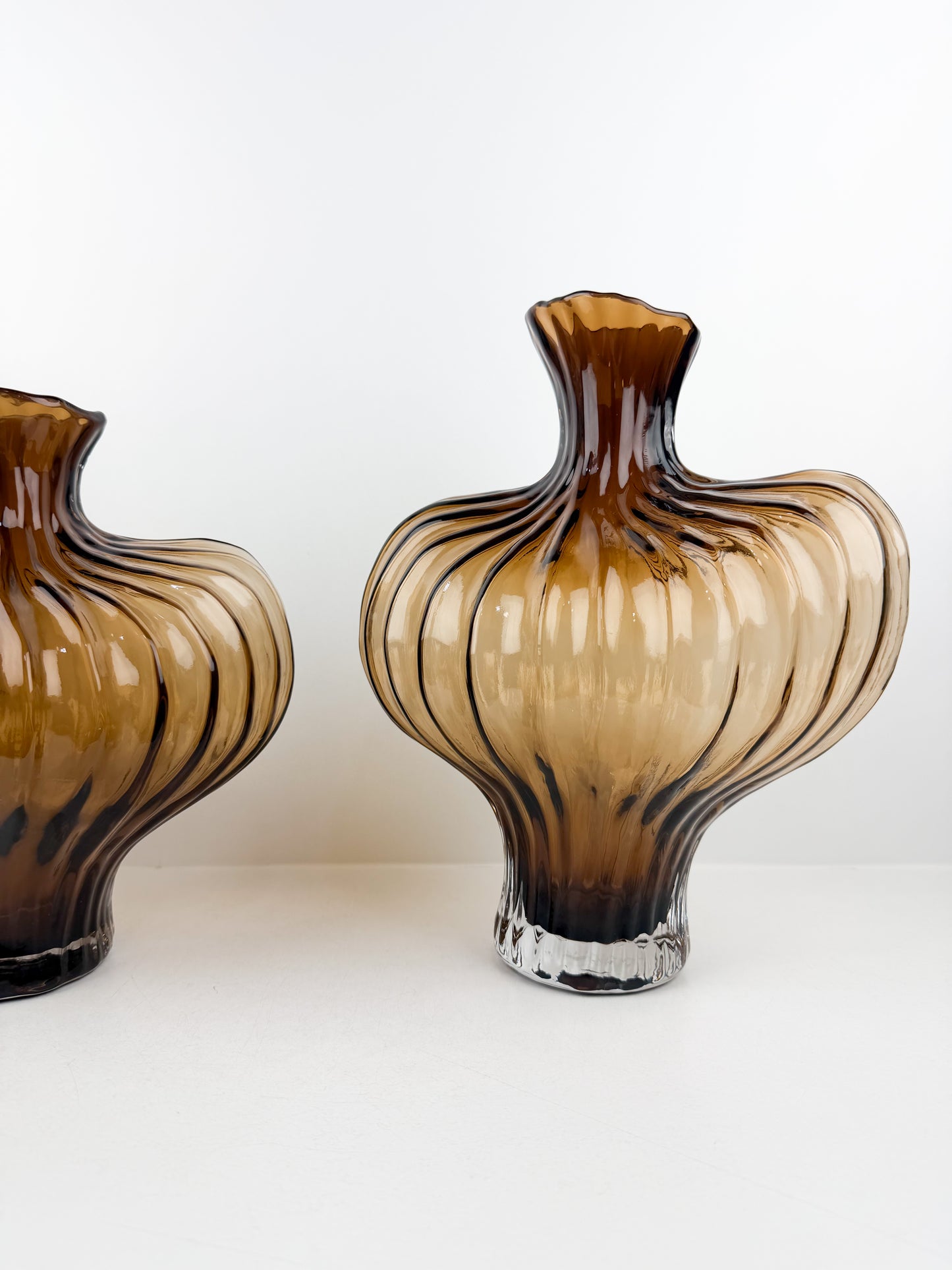 Duo de vases sculpturales en marron avec transparences élégantes