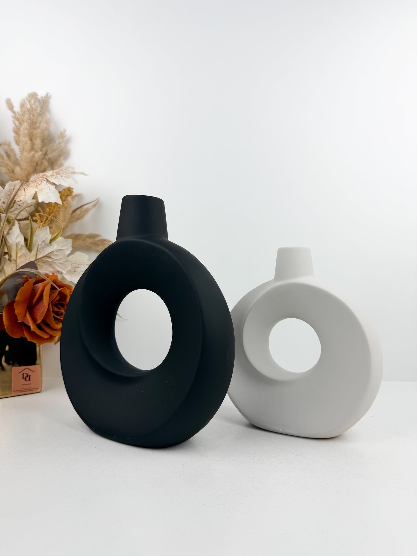 Duo de vases en forme de donut au design épuré en céramique