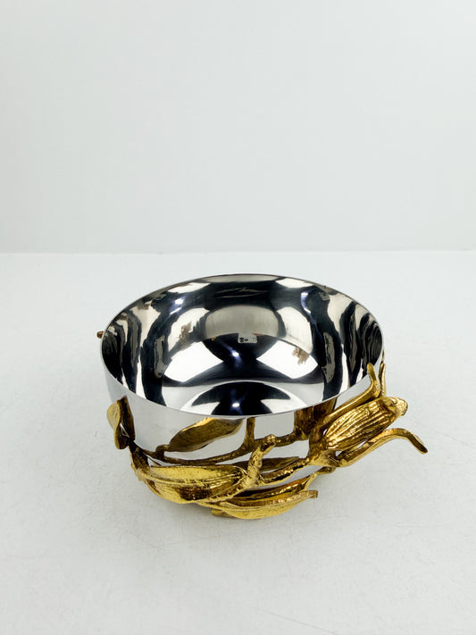 Bol en métal argenté aux motifs floraux dorés
