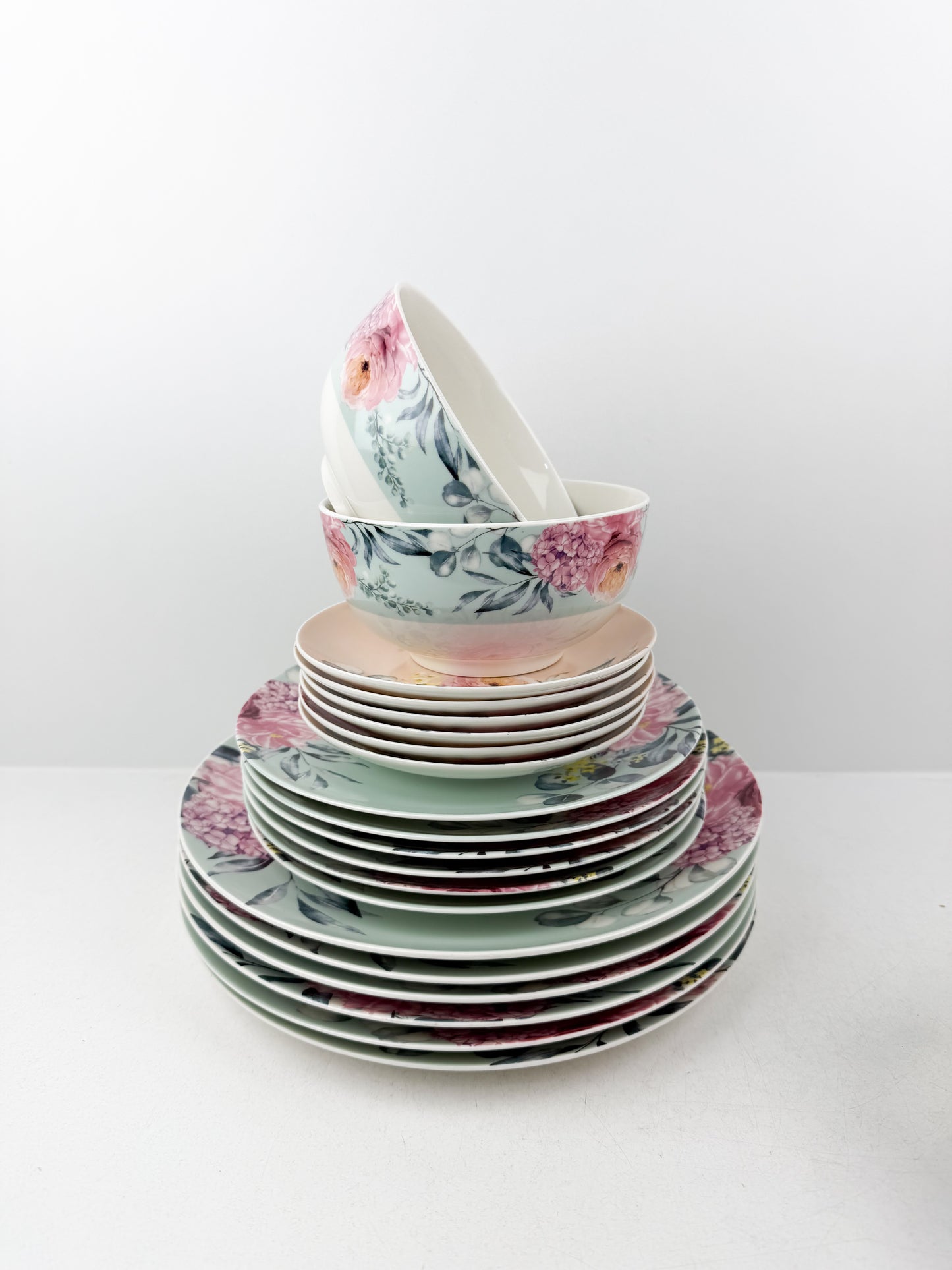 Service de table 24 pièces en porcelaine fine, alliant luxe et élégance pour vos moments privilégiés.