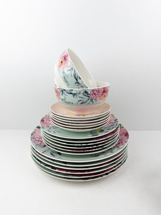 Service de table 24 pièces en porcelaine fine, alliant luxe et élégance pour vos moments privilégiés.