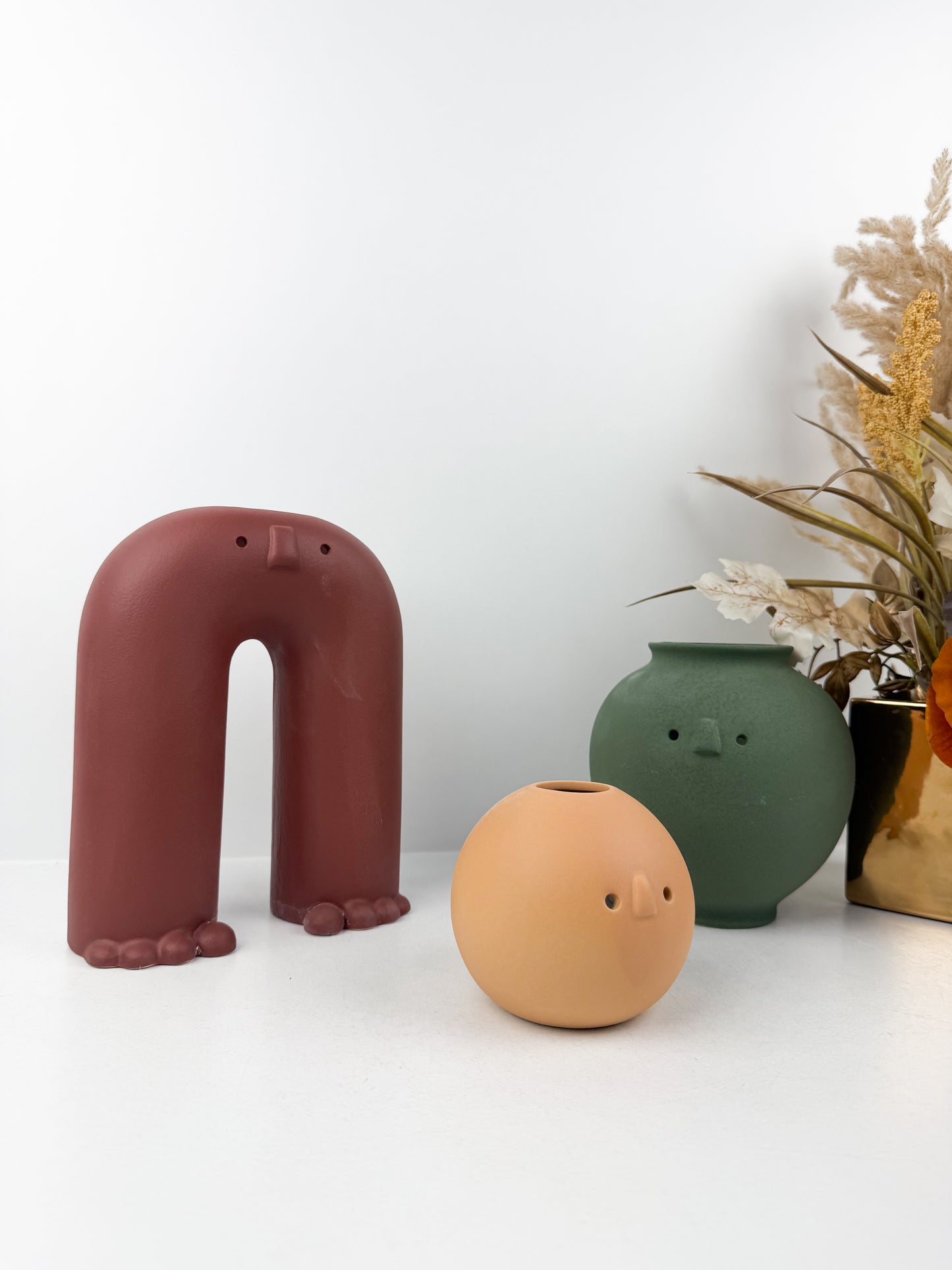 Trio de vases en céramique aux formes organiques et expressives