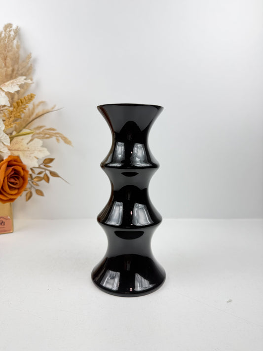 Vase sculptural noir brillant.