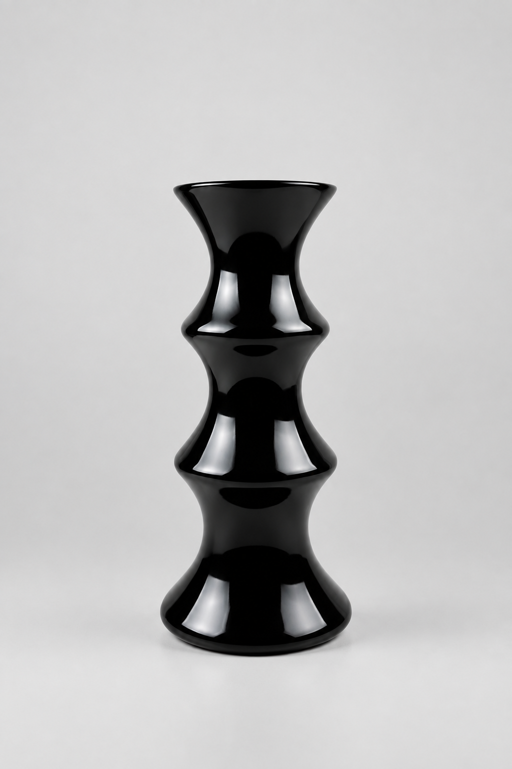 Vase sculptural noir brillant.