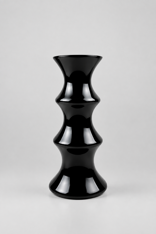 Vase sculptural noir brillant.