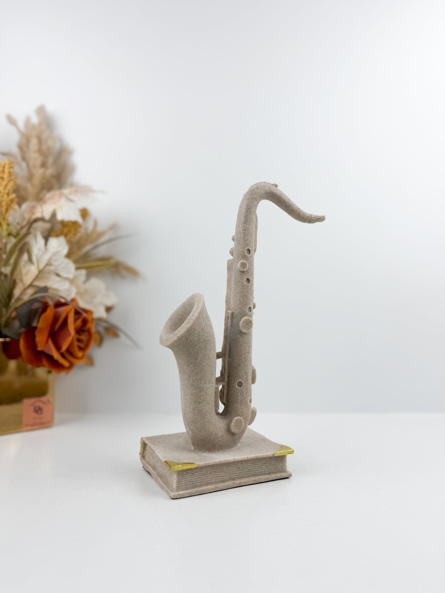 Figurine décorative représentant un saxophone élégant