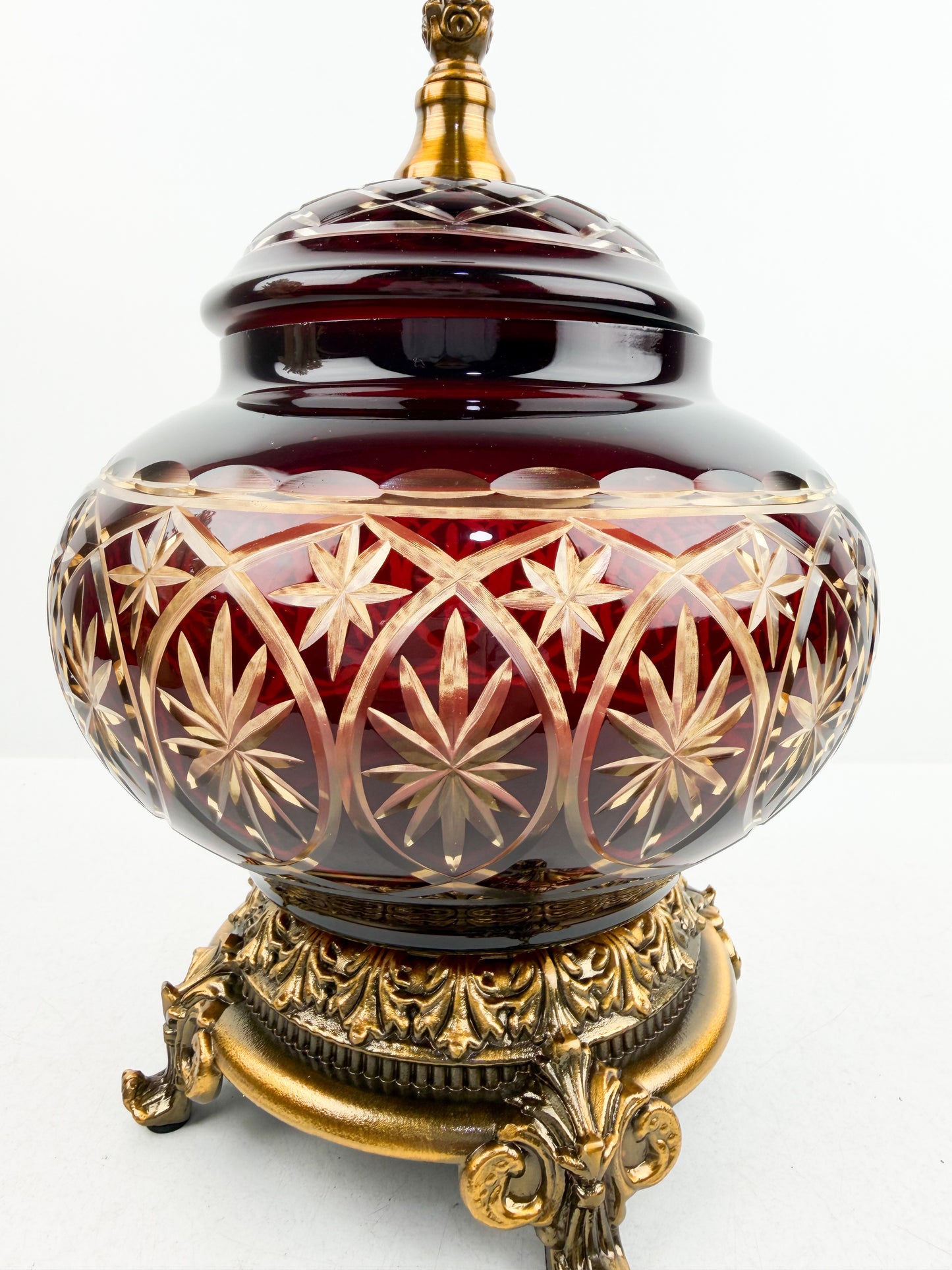 Bonbonnière décorative rouge rubis sur pied en bronze massif