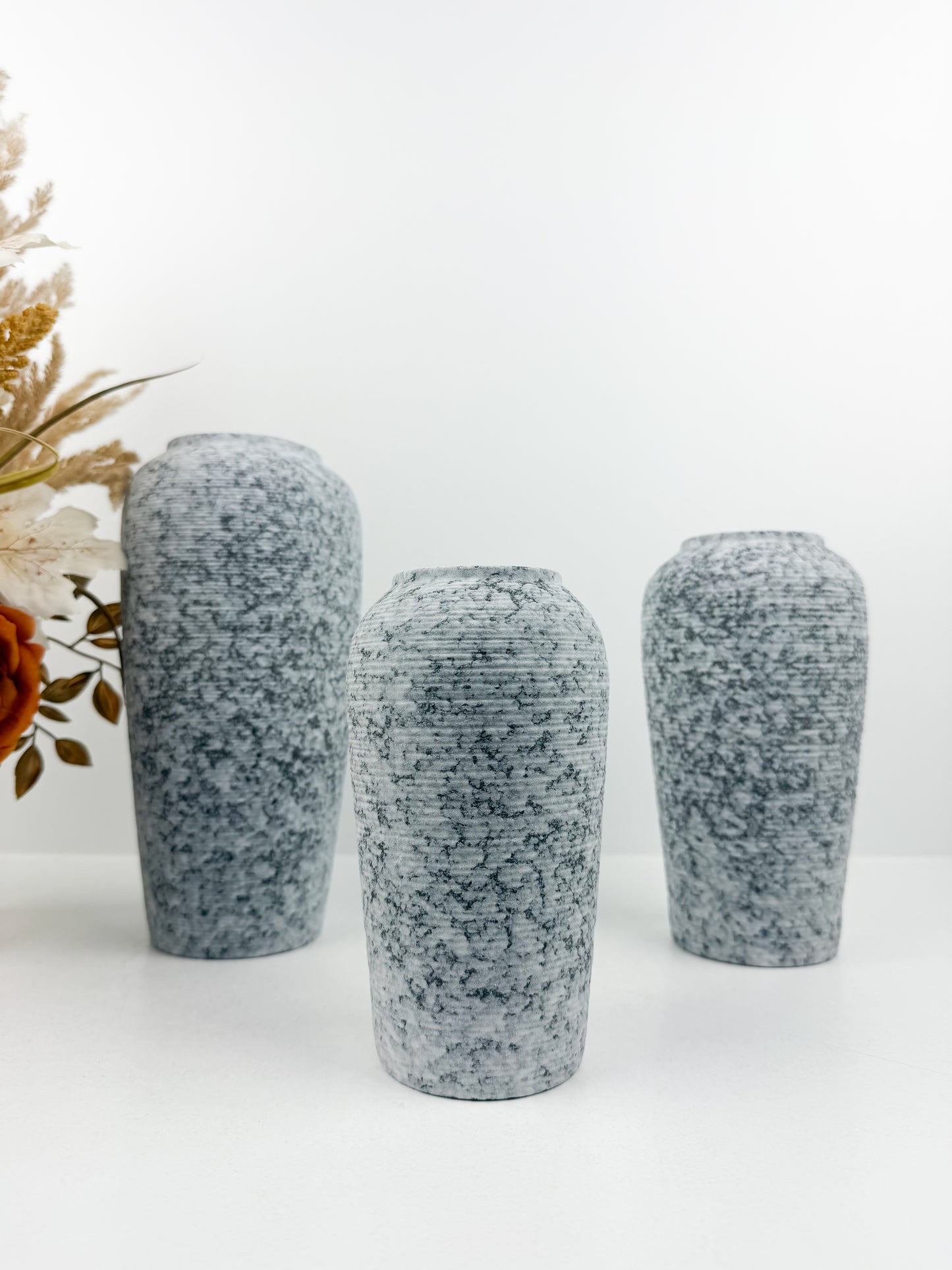 Trio de vases aux teintes grises en céramique alliant élégance et raffinement