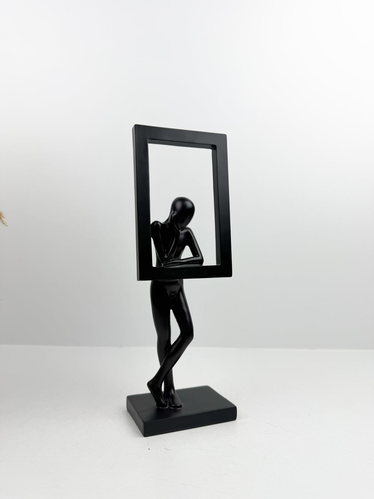 Sculpture décorative dans un cadre rectangulaire géométrique en résine.