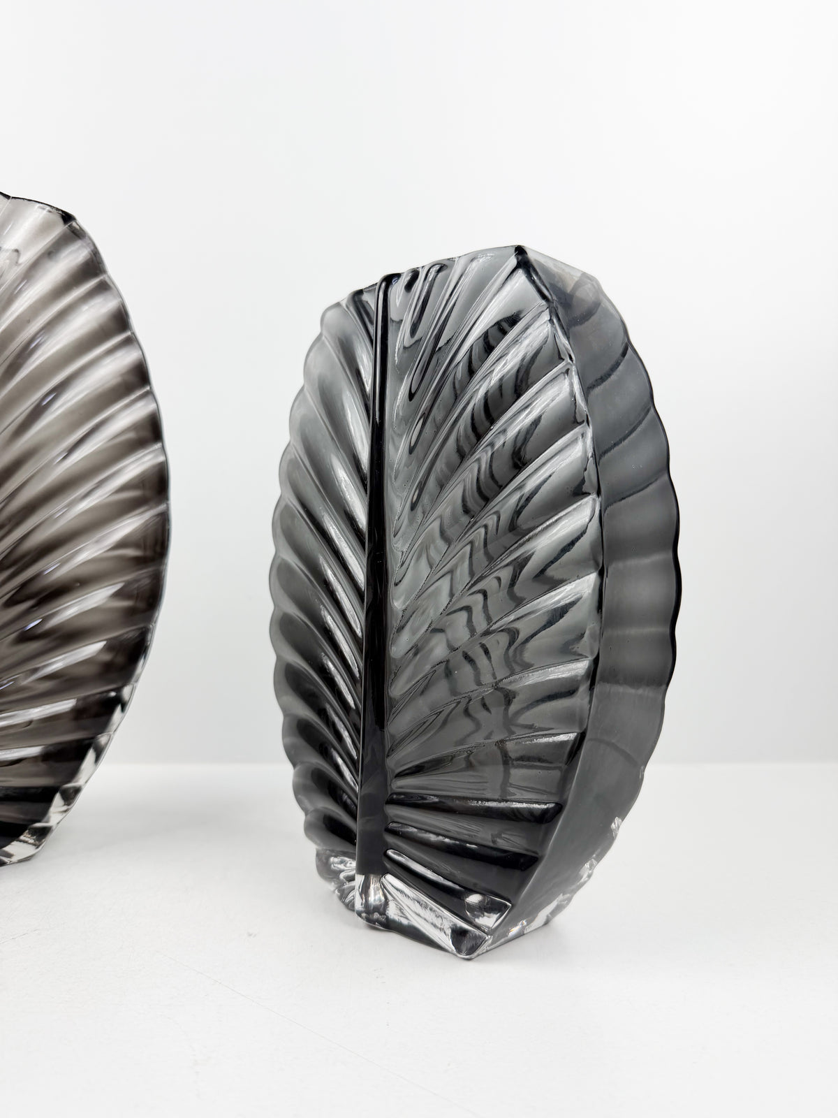 Duo de vases décoratifs gris sculptés en forme de feuille .