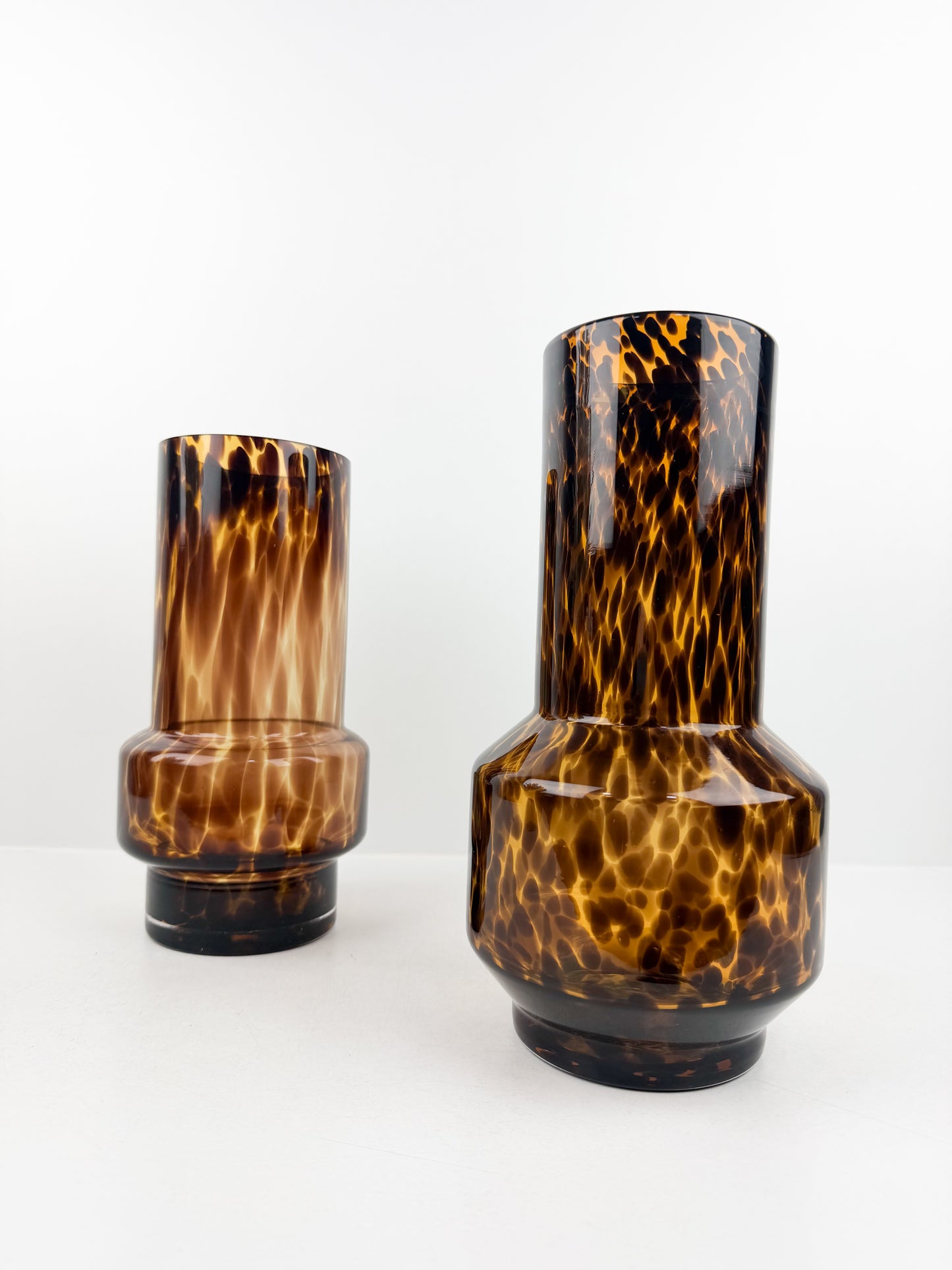 Duo de vases sculpturaux marron très chic qui apportent une touche d'élégance à votre intérieur