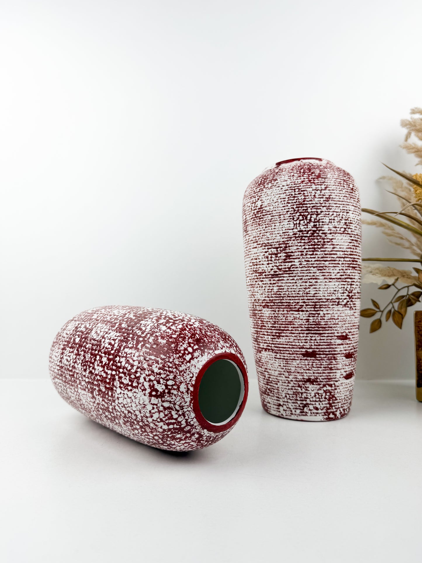 Duo de vases aux teintes rouge et blanc