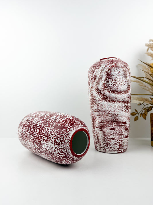 Duo de vases aux teintes rouge et blanc