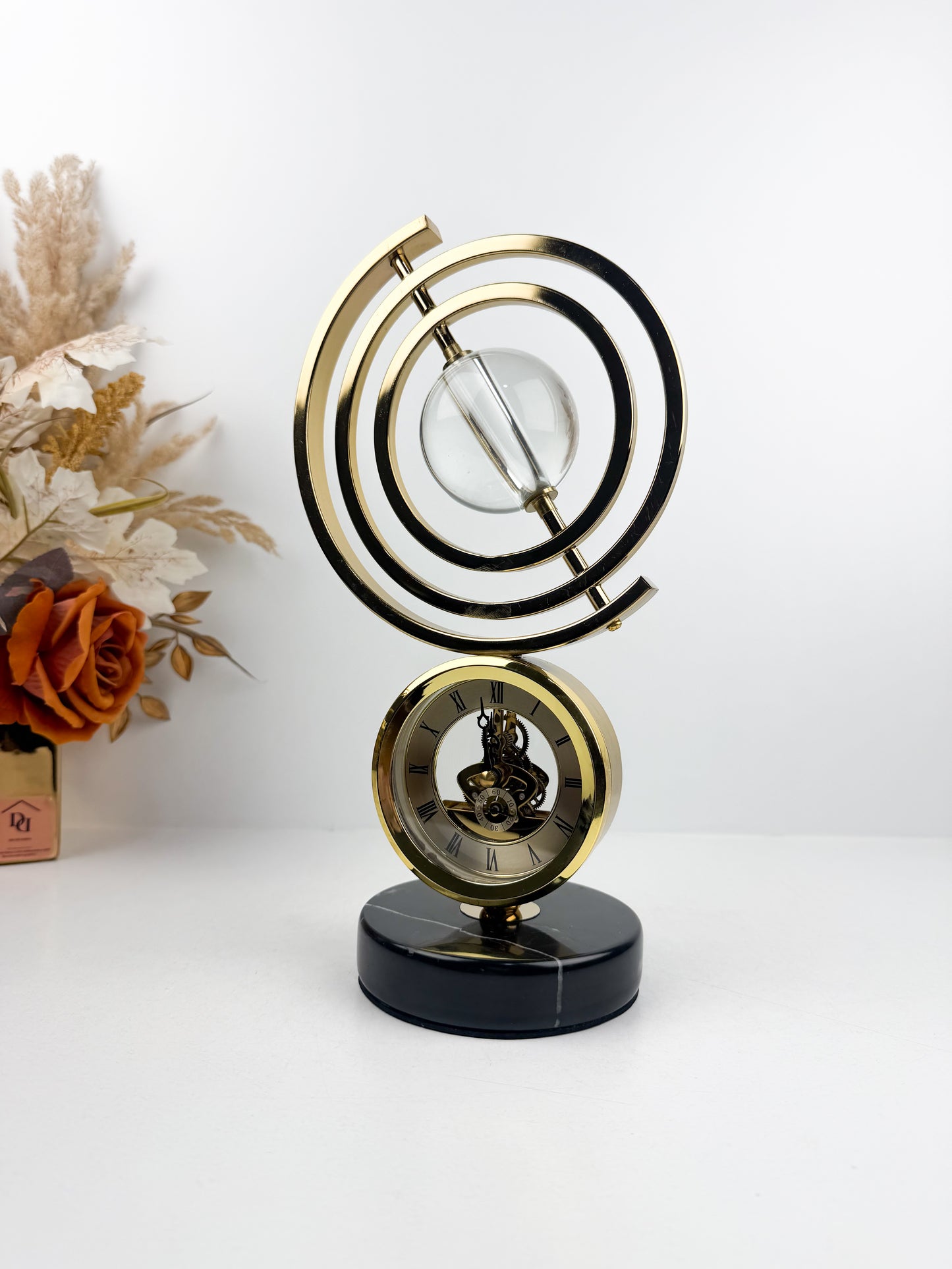 Horloge de table décorative luxueuse au design sphère sophistiqué