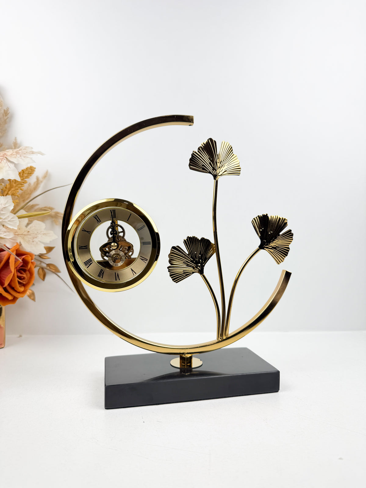 Horloge de table sculpturale en métal doré.