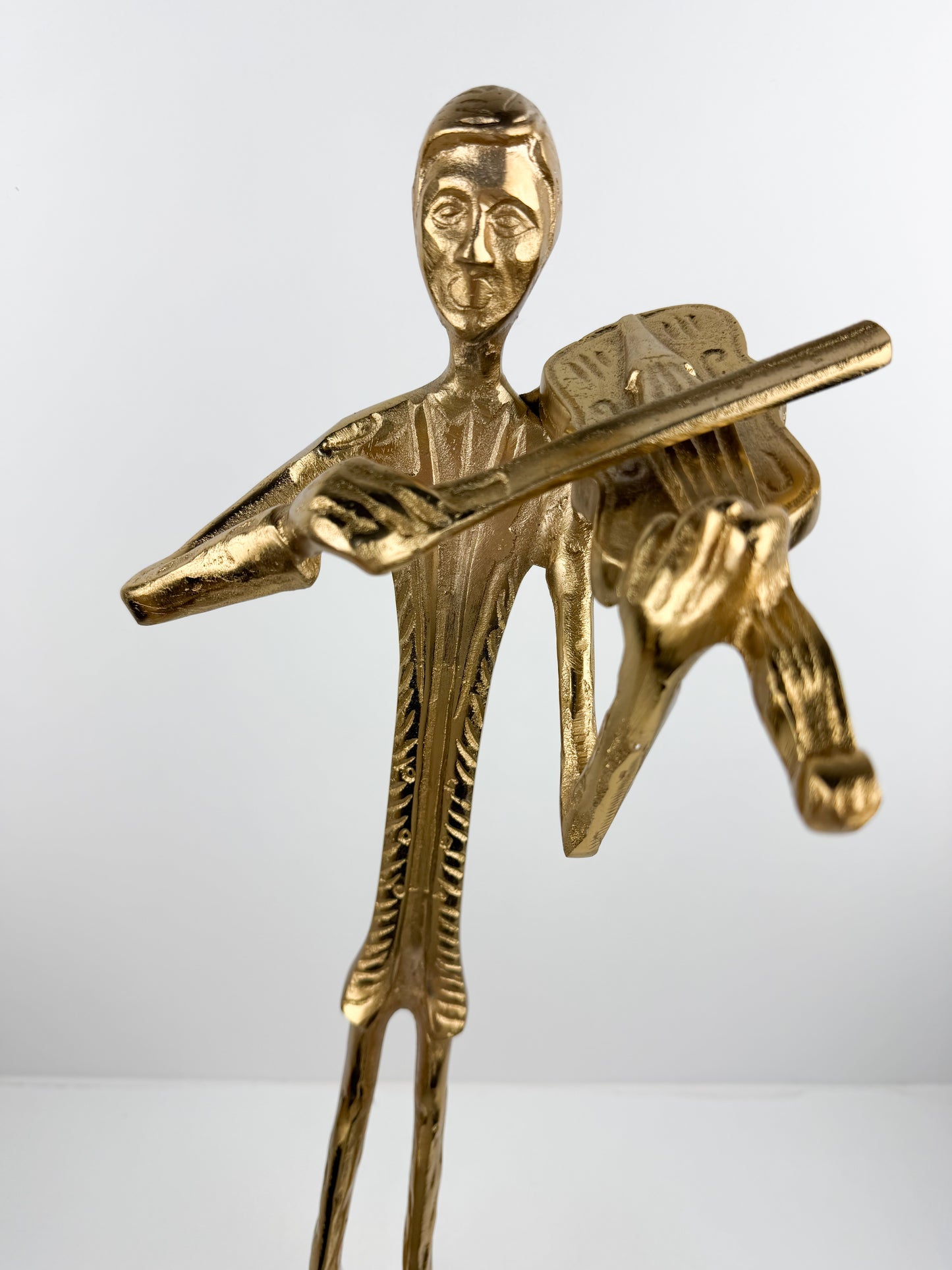 Violoniste au style épuré en métal