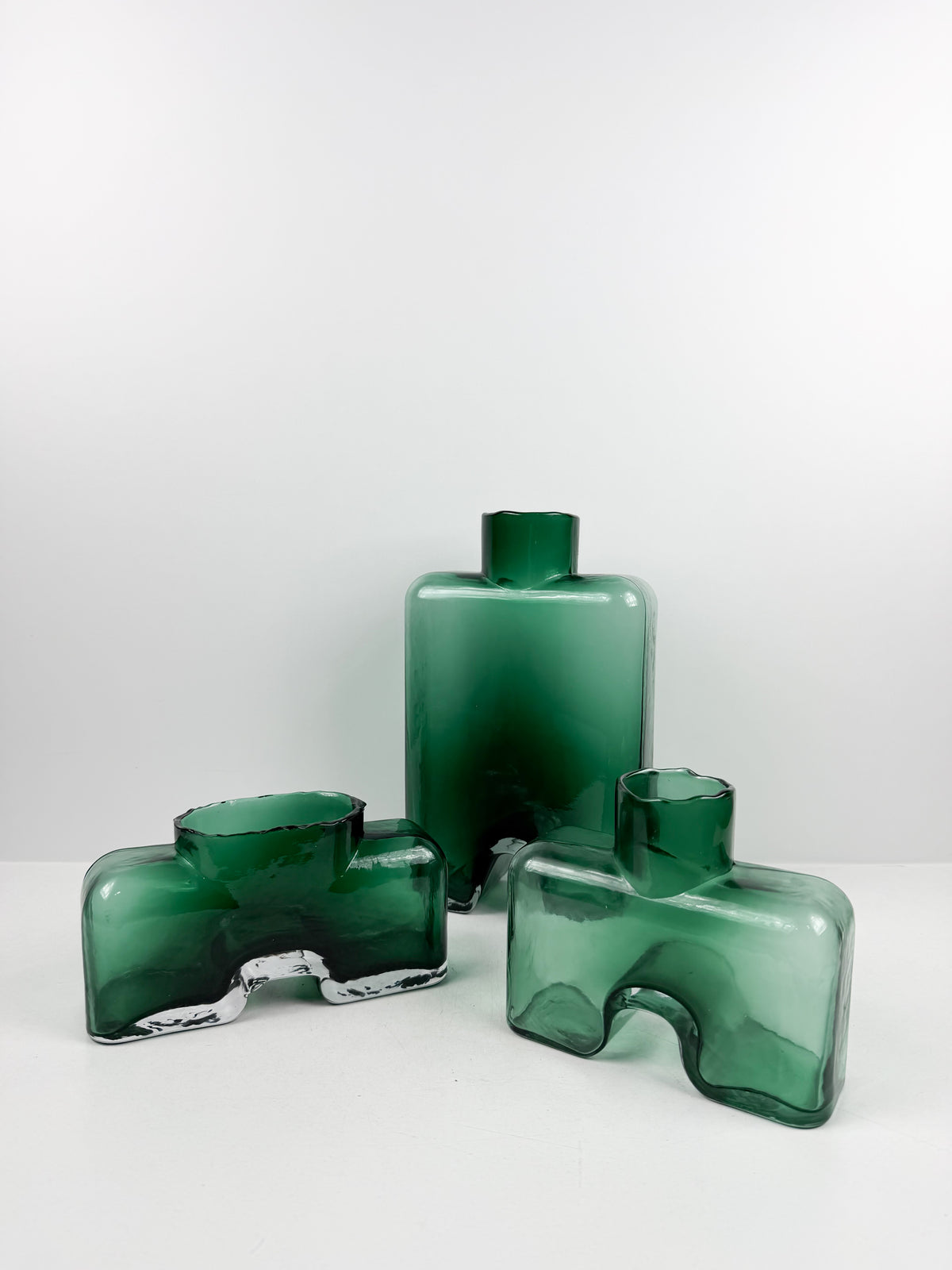 Trio de vases sculpturales géométriques et équilibrées moderne.
