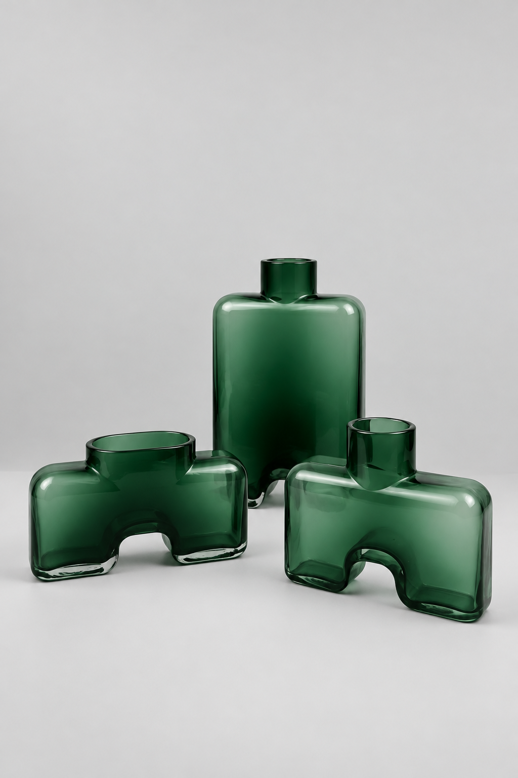 Trio de vases sculpturales géométriques et équilibrées moderne.