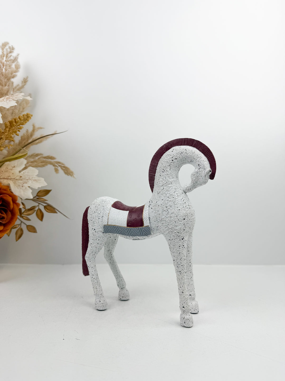 Statuette Décorative cheval en céramique élégante.