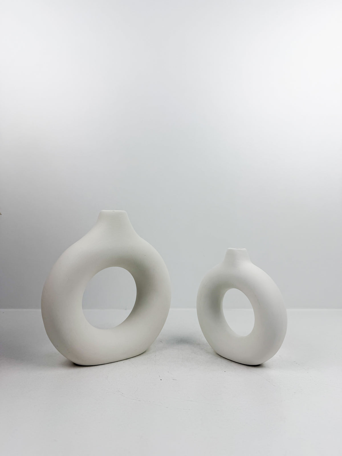 Duo de vases blancs en céramique élégants.