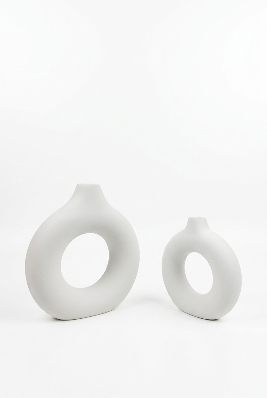 Duo de vases blancs en céramique élégants.